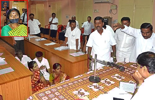 பழனி நகர்மன்ற கூட்டத்தில் நகராட்சி தலைவர்,அதிகாரிகளை கண்டித்து கவுன்சிலர்கள் தர்ணா